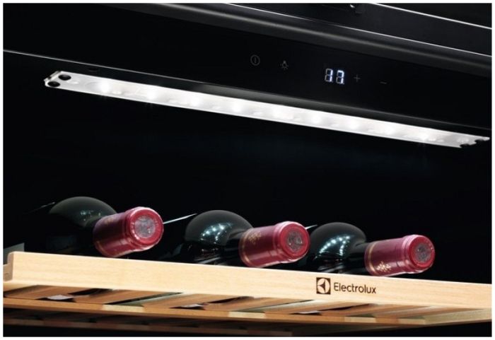 Винна шафа Electrolux EWUS052B5B